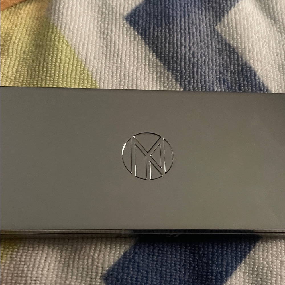 8-Color Eyeshadow Palette - Picture 3 of 3
